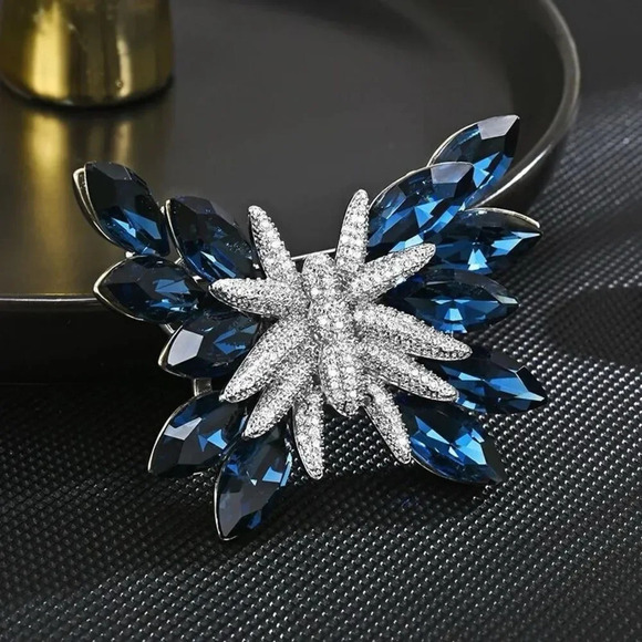 VQ Butterfly Brooch - Picture 3 of 6